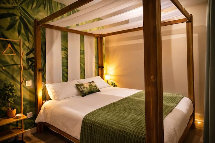 Entre naturaleza y comodidad, esta habitación combina el diseño vegetal y el bienestar. Dosel y suavidad de los materiales para una estancia relajante y revitalizante.
