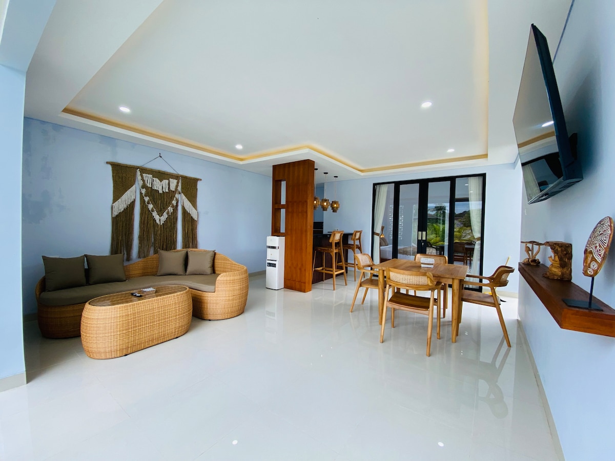 האזור המרווח מצויד בספה נוחה וטלוויזיה. מתאים לשימוש כאזור מפגש של בני משפחה או חברים