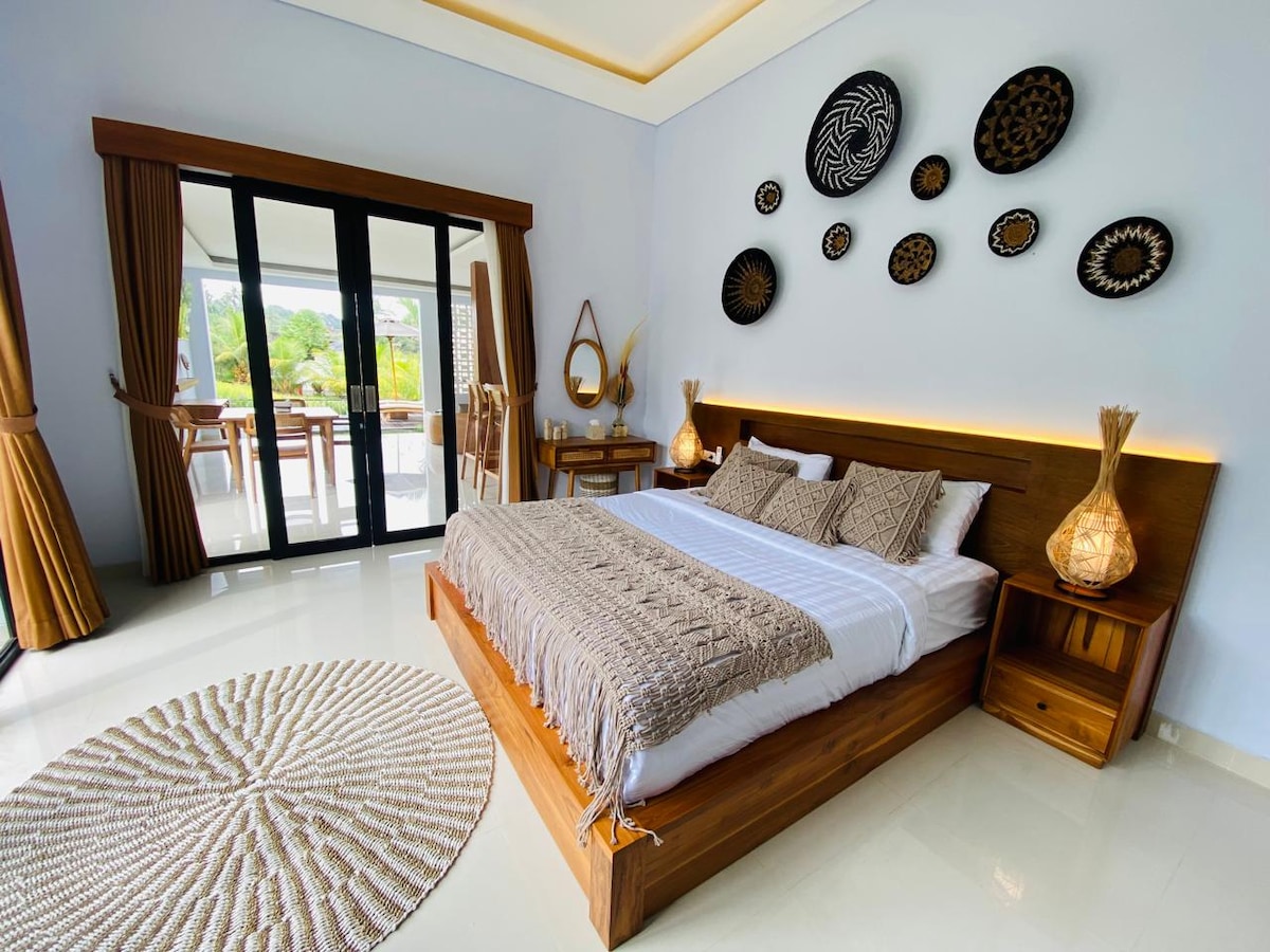 חדר שינה נוח ונקי בגודל קינג סייז. מצויד בשולחן עבודה רב תכליתי שניתן להשתמש בו לעבודה. 