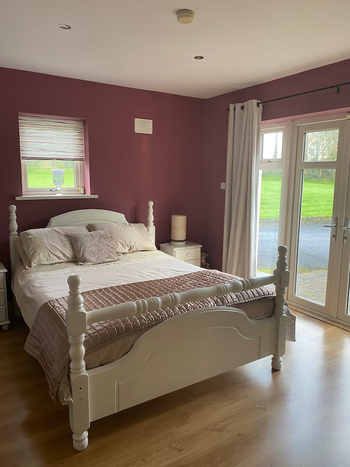 One Double Bed En-suite Bathroom - Wicklow