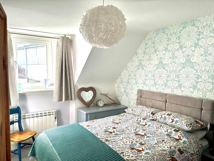 מיטה זוגית נעימה ומזמינה.