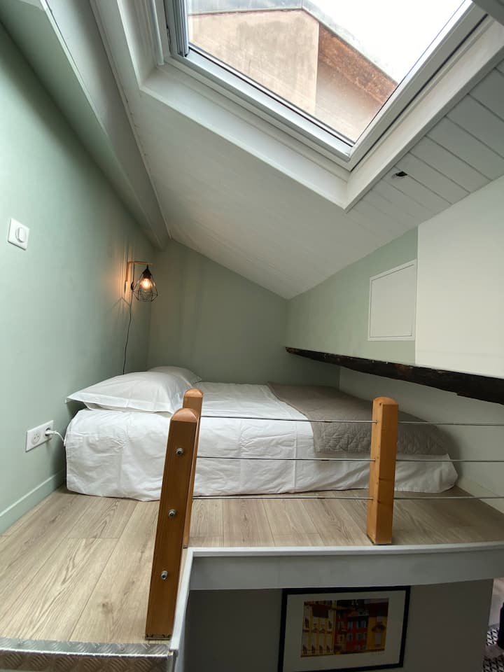 Zona e fjetjes në Mezzanine "nën yje " me një dyshek të rehatshëm 