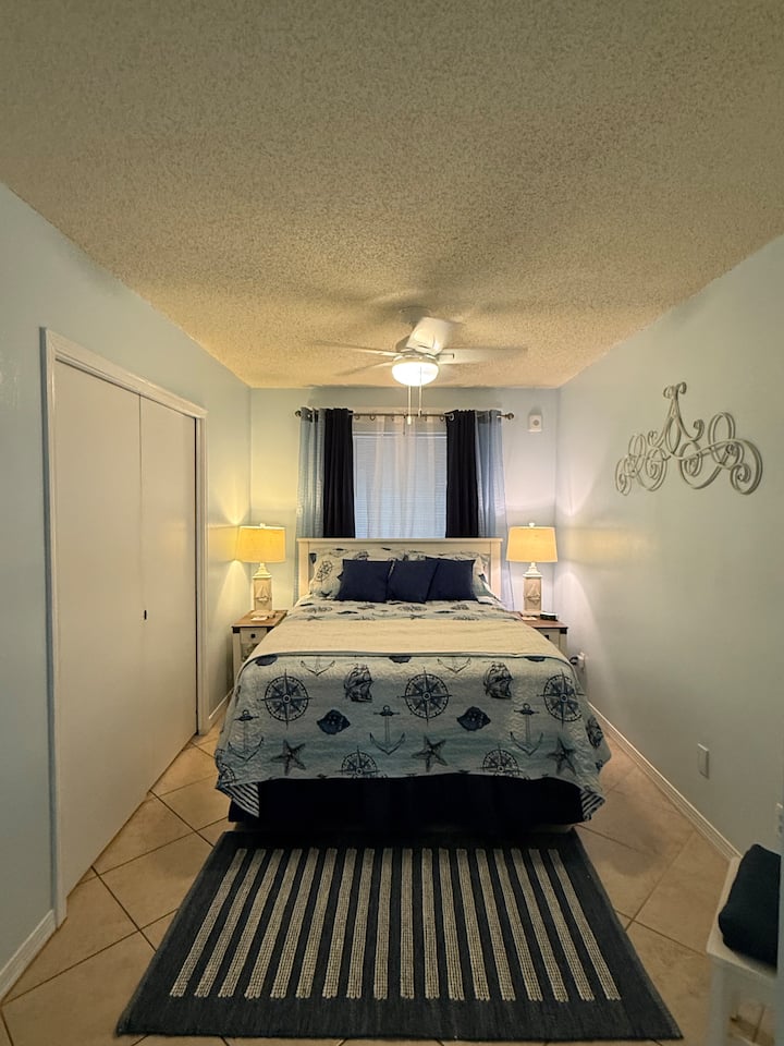 Lit queen size avec matelas ferme et draps moelleux. Les rideaux navals fournissent un filtrage léger lourd et les portes de poche ajoutent à l'espace privé confortable. 