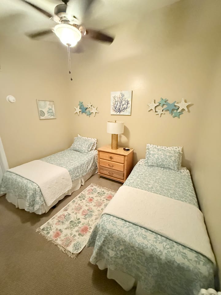 La zone de couchage du loft dispose de 2 lits de couple, de porte-bagages et de rideaux occultants pour plus d'intimité. Le loft est accessible par des escaliers en colimaçon.