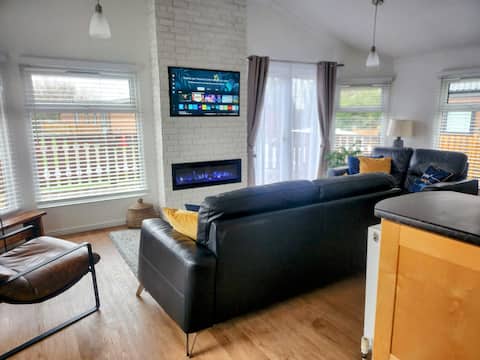 Popular Airbnb listing: Rosie's Retreat 5* South Lakeland 3 Bedroom Lodge in Warton