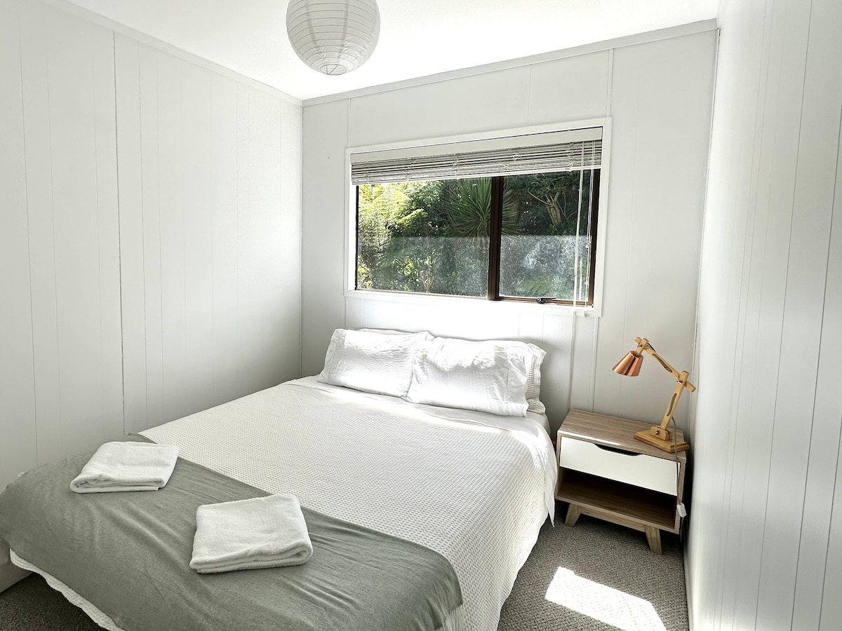 Cómodas camas tamaño queen en ambos dormitorios