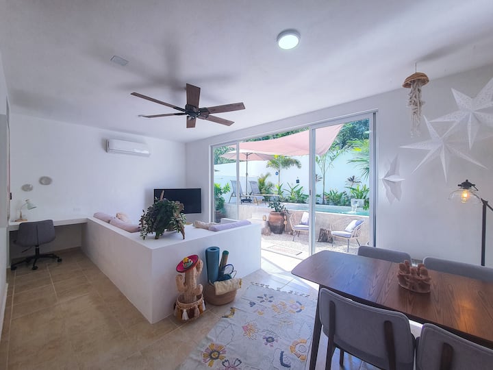 Svetlá a vzdušná obývacia izba s výhľadom na súkromný bazén. Ideálne miesto na relax po dni strávenom objavovaním!