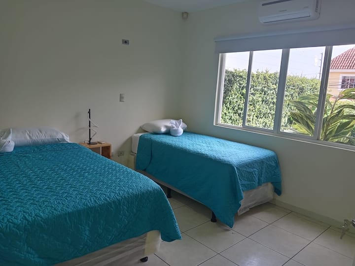 Profitez d'une chambre spacieuse et confortable avec un lit queen et un lit simple. Avec une literie moelleuse, des matelas de qualité et une atmosphère accueillante, vous trouverez ici le repos dont vous avez besoin.