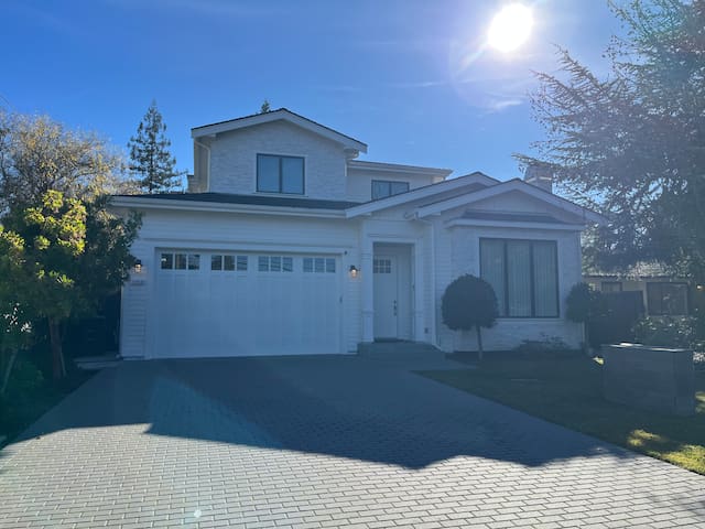 3bd/3.5 bth near Woodside