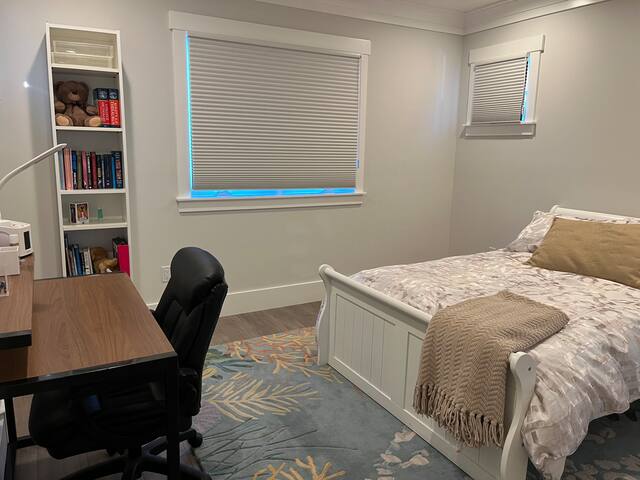 3bd/3.5 bth near Woodside gallery image 4