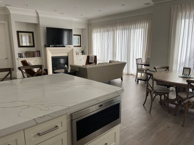 3bd/3.5 bth near Woodside gallery image 3