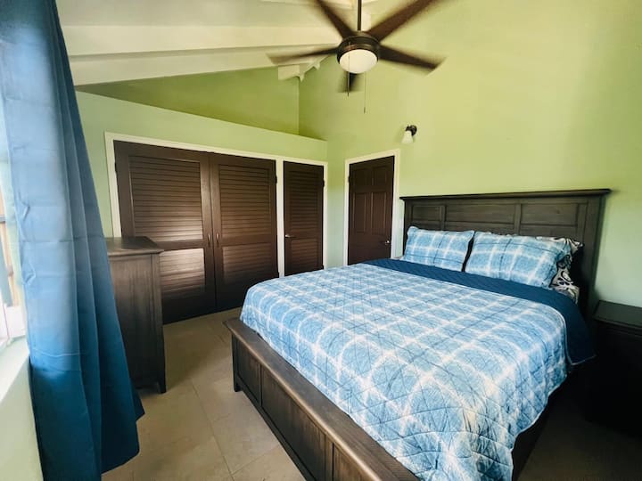 舒适的1卧室，配有标准双人床和遮光帘