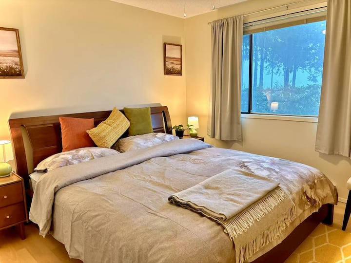 Არაგაბარიტული და ნათელი ფანჯრებიდან თვალწარმტაცი ხედი იშლება ფერადი ზღვის გამთენიისას, შუადღისა და შებინდებისას.Სახლის გარემო არის თბილი, მოწესრიგებული და სუფთა, მაღალი დონის საწოლებით, ლეიბებითა და მოფიქრებული და რბილი თეთრეულით, რაც მაქსიმალურ კომფორტს შეგიქმნით.Დატკბით ამ შესანიშნავი სადღესასწაულო ცხოვრებით და შეიგრძენით სიმშვიდისა და დასვენების იდეალური კომბინაცია.