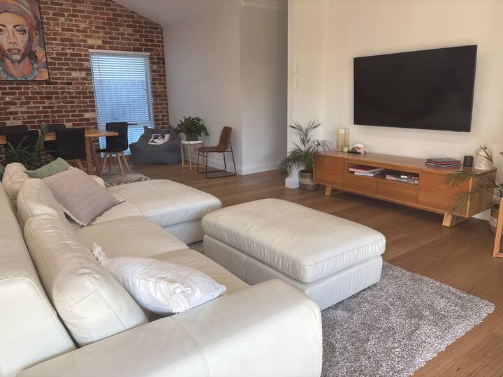 Loira Cottage - Sunny & Spacious Renovated Cottage - Goulburn