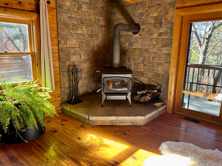 True Cabin Experience With King Beds & Hot Tub - Eureka Springs, AR