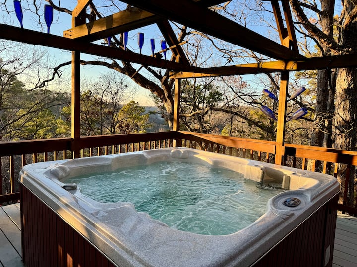 True Cabin Experience With King Beds & Hot Tub - Eureka Springs, AR