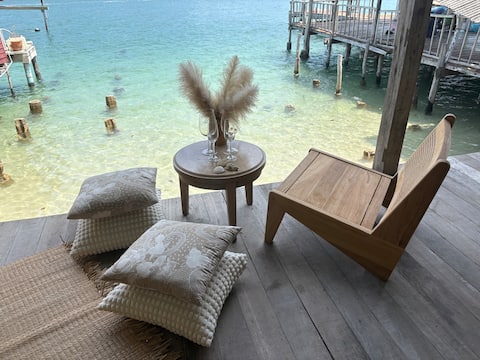 AQUA HOUSE. Casual Luxury directly by the seaside.