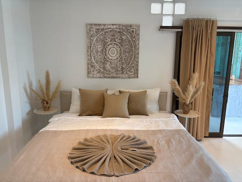 AQUA HOUSE. Casual Luxury directly by the seaside.