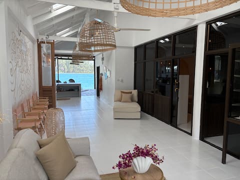 AQUA HOUSE. Casual Luxury directly by the seaside.