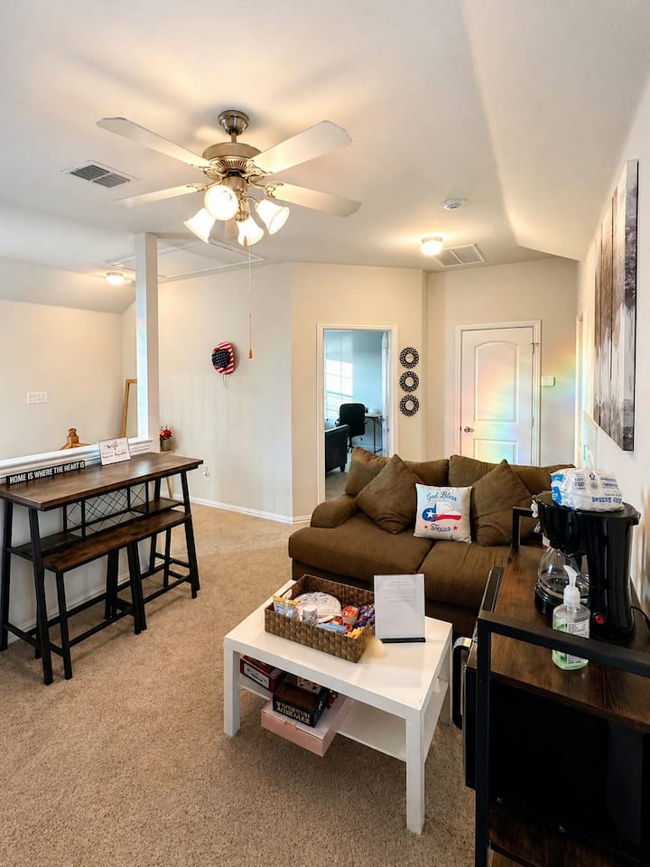 Private 2br Upstairs Suite | Theater | Walk K-town - Coppell, Teksas, TX