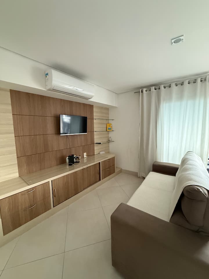 Espace de vie

Salon avec télévision, canapé-lit, oreillers et possibilité d'accueillir un matelas supplémentaire sur demande, climatisation.