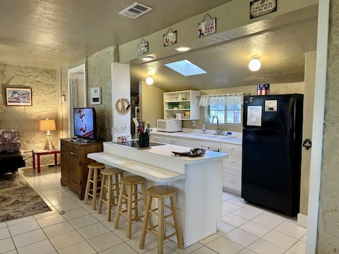 Top Airbnb: Hilltop Guesthouse,Historic Silver Spur Dance Hall in Bandera