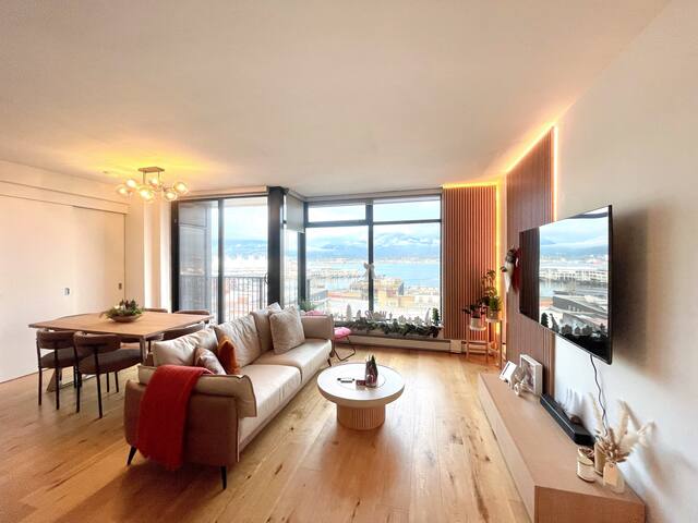 Spacious 2-bedroom Condo with Ocean and City Views gallery image 2