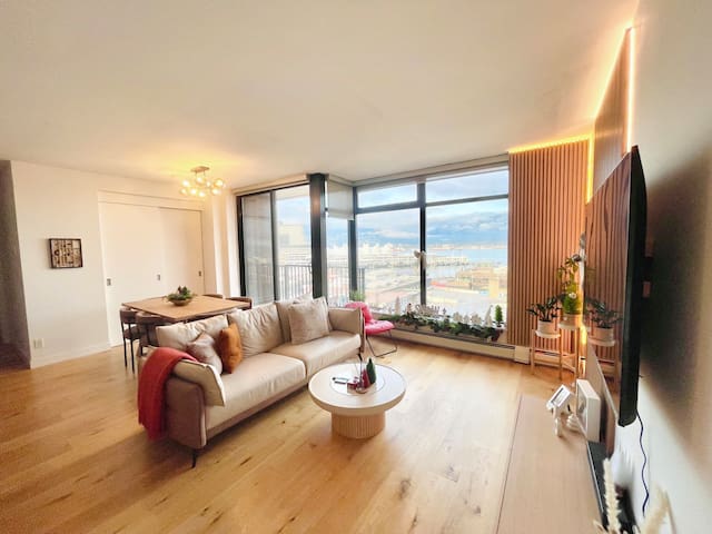 Spacious 2-bedroom Condo with Ocean and City Views