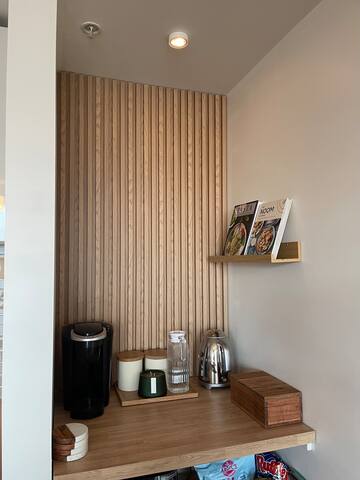 Spacious 2-bedroom Condo with Ocean and City Views gallery image 4