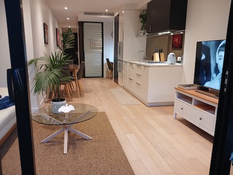 Successful Airbnb property: Stylish, sunny & central in South Yarra