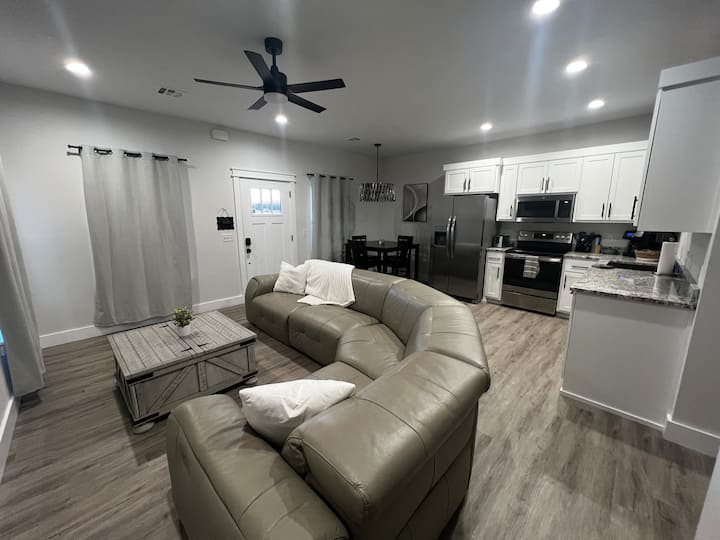 Heated Pool, Hot Tub, Summer Getaway! - Joplin, MO