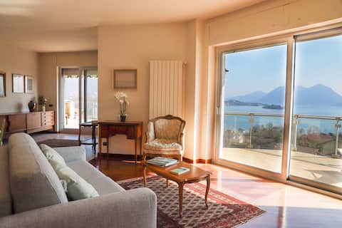 Top Airbnb: Pavesi Lake View Apartment on Lake Maggiore a Baveno