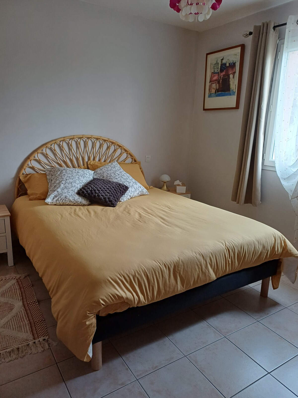 Chambre avec lit en 160×200 et placard.