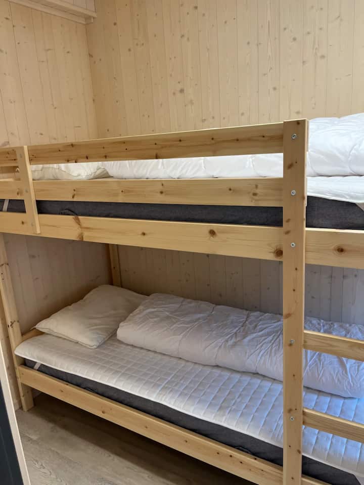 เตียงสองชั้นพร้อมห้องสำหรับ 2 คน พื้นที่สำหรับเตียงสำหรับการเดินทางสำหรับเด็ก 