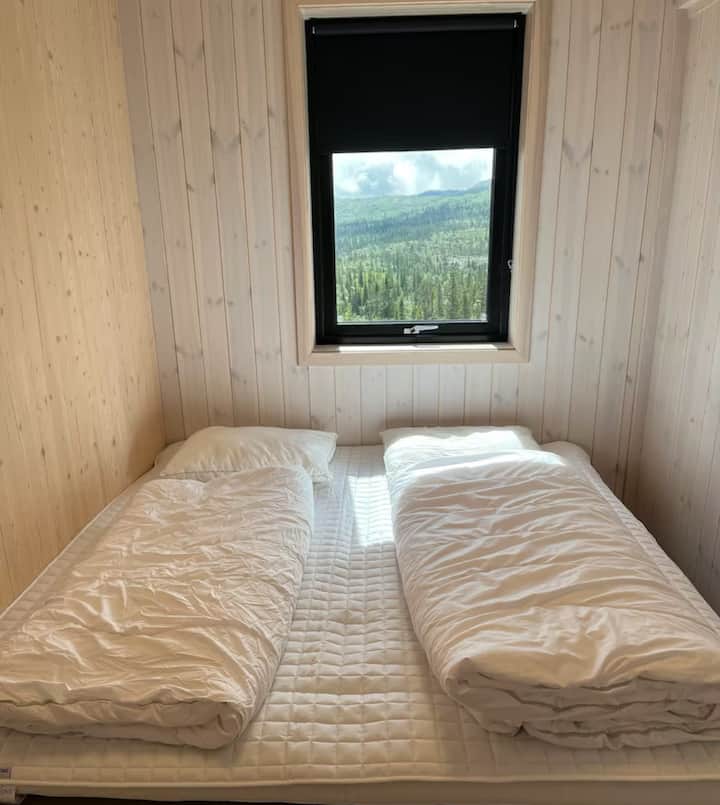 เตียงคู่พร้อมห้องพักสำหรับ 2 คนและอาจนำเตียงเดินทางมาด้วยสำหรับเด็ก 