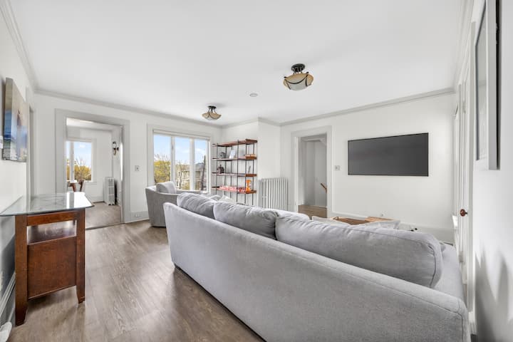 Downtown 5br With Ocean Views, Yard, And Parking! - King Richard's Faire