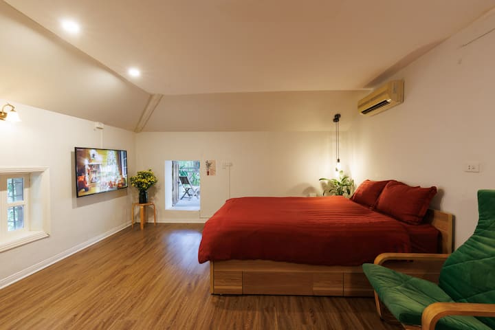 Chambre au 2e étage : dispose d'un lit queen size et d'articles de base, une petite table qui peut être pliée ou dépliée en fonction de vos besoins. Il y a une télévision avec Netflix complet, youtube,....