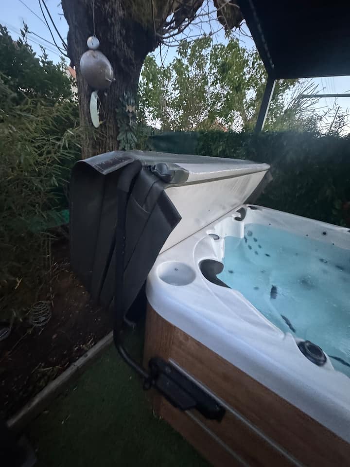 Magicienne des saisons Jacuzzi ferie 30min PARIS - Micromaisons  louer   Beauchamp, le-de-France, France - Airbnb