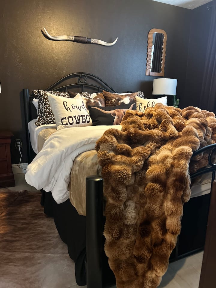 Camera da letto al piano superiore in stile cowboy/cowgirl