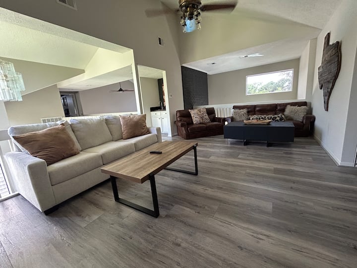 Divano letto queen-size nel soggiorno/sala giochi al piano superiore