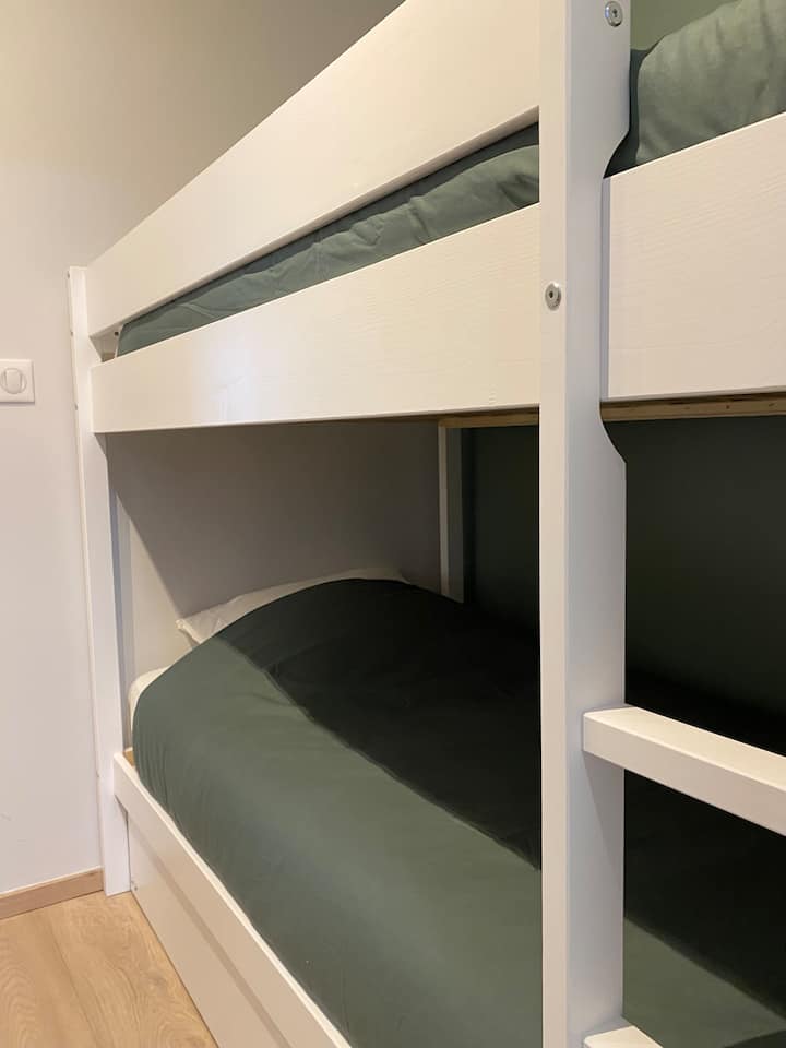 „Дървена колиба“ (на входа) с детско двуетажно легло. 
Помещението е отделно от всекидневната, затворено с врата. 