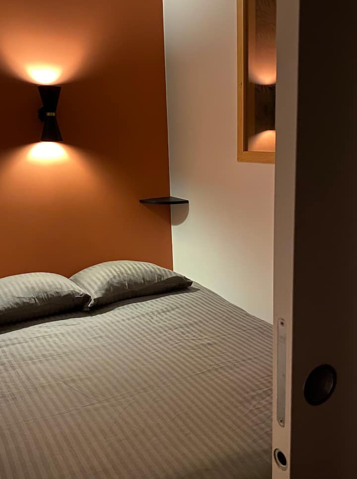 (Малка) двойна спалня, затворена с плъзгаща се врата. 