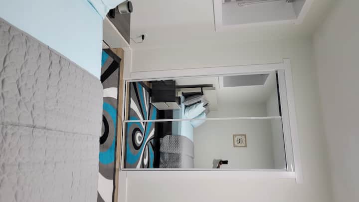 เพลิดเพลินไปกับห้องนอนที่น่าตื่นตาตื่นใจที่สวยงามพร้อมแสงธรรมชาติทีวีและเน็ตฟลิกซ์พื้นที่ที่สมบูรณ์แบบสำหรับการพักผ่อน  