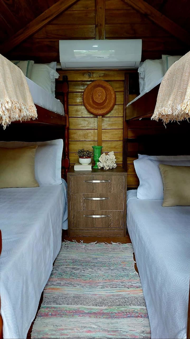 บ้านหลังเล็กๆที่เรียกได้ว่าเป็นของคุณเองมีที่พักที่อบอุ่นมากพร้อมเครื่องนอนสีขาวผู้ที่โอบกอดความฝันของคุณ 