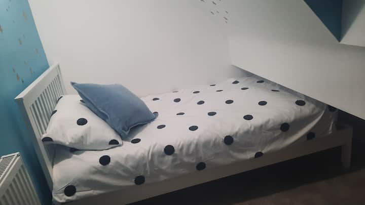 jednolôžko na dne je pod schodiskom, takže je vhodné pre dieťa .