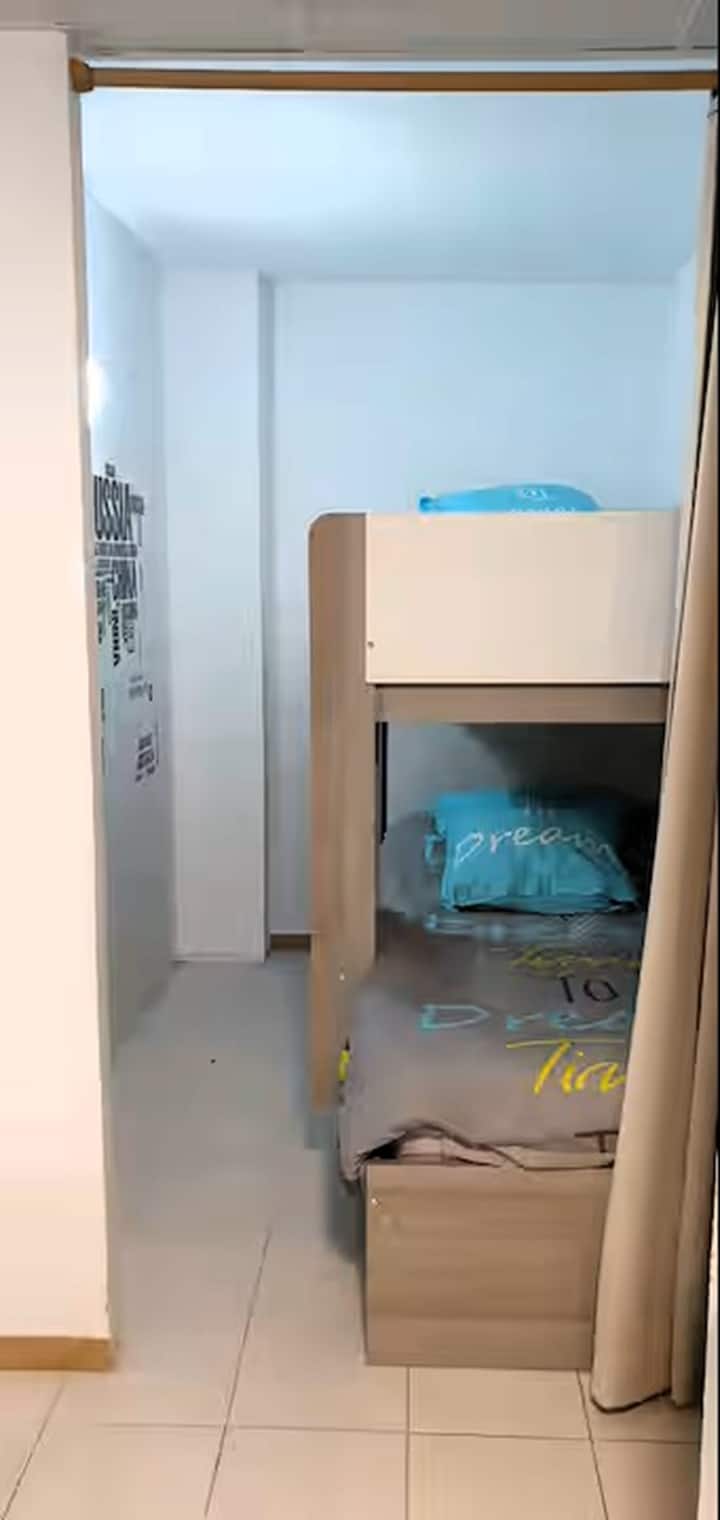 СПАЛНА СОБА СО КРЕВЕТ НА СПРАТ
