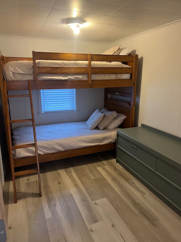 Ons stapelbed heeft twee eenpersoonsbedden. We hebben ook speelgoed in de kamer om kinderen te vermaken. 