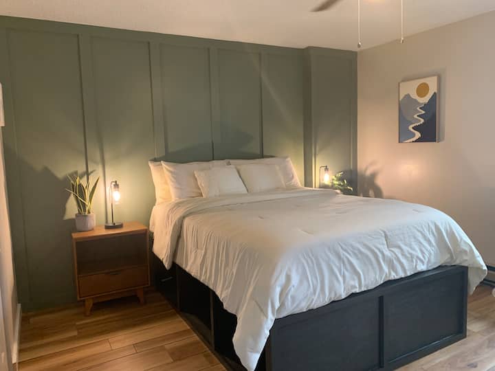 Cama tamaño queen con colchón de espuma viscoelástica. 