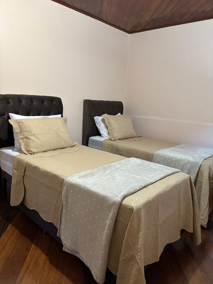 habitación en la segunda planta, con dos camas individuales y dos camas auxiliares 