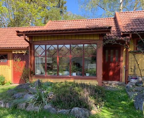 Guesthouse in lush garden oasis